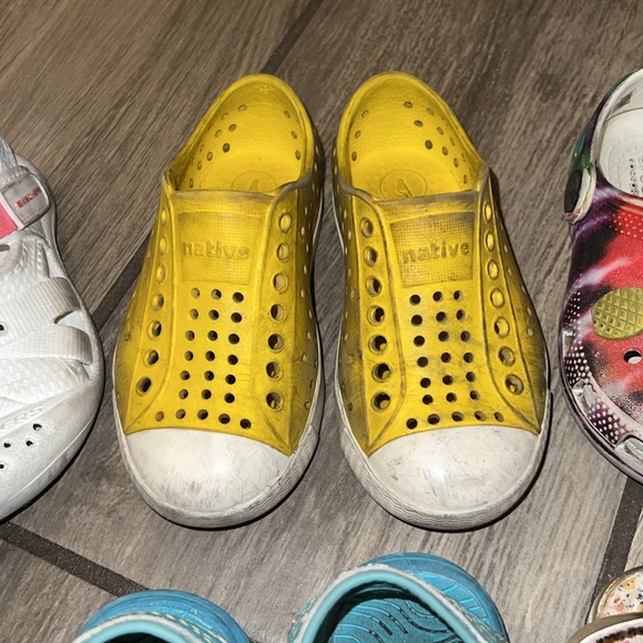 Lot of 6 size 8 girls shoes sandals native teva crocs - Picture 8 of 10